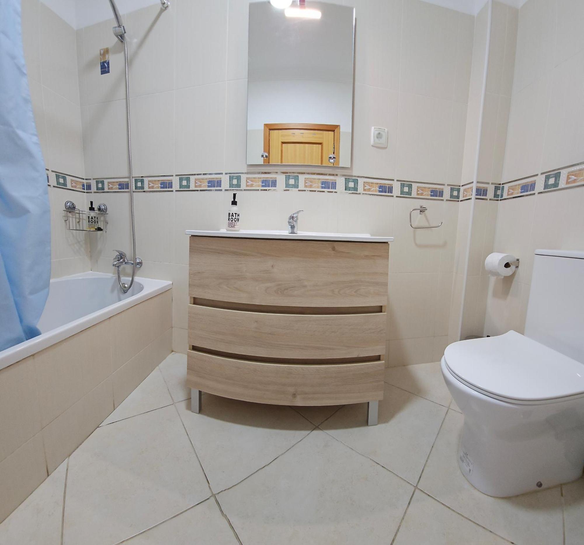 Harbour'S Way, Spacious And Cosy Apartment, With Ac Olhão Kültér fotó